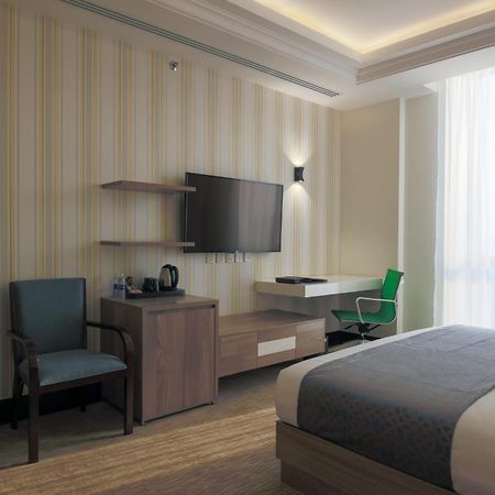 The Proud Hotel Ал Хубар Екстериор снимка