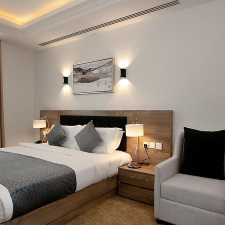 The Proud Hotel Ал Хубар Екстериор снимка