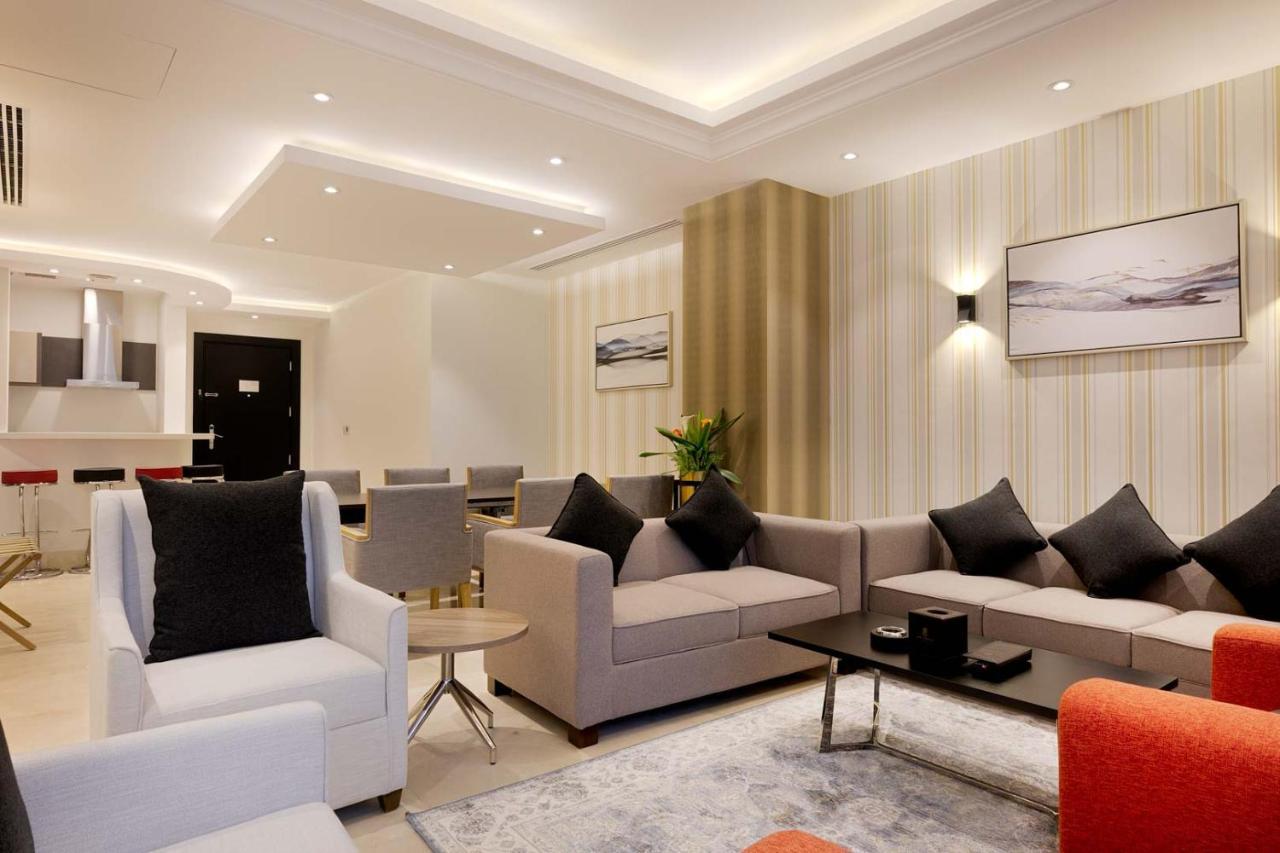 The Proud Hotel Ал Хубар Екстериор снимка